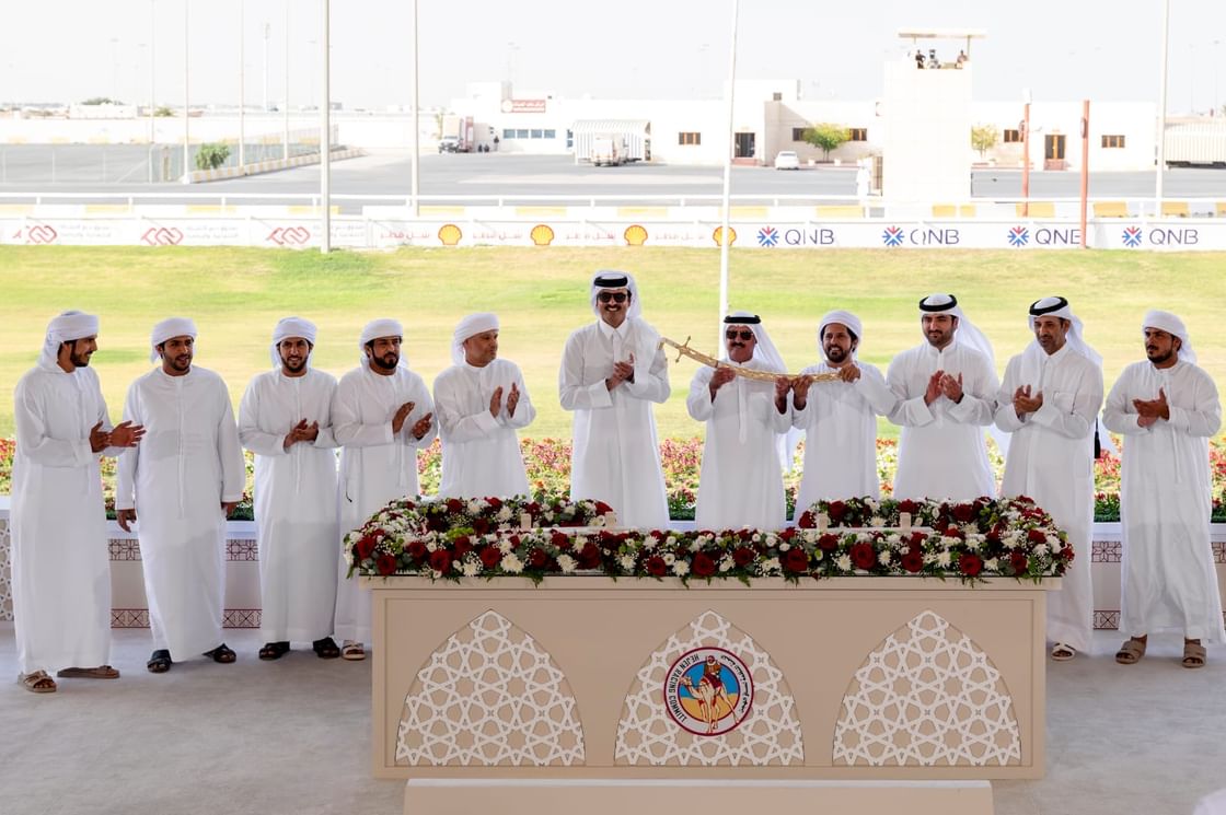 سلطان بن حمدان يهنئ القيادة الرشيدة بفوز هجن الرئاسة بالسيف الذهبي في مهرجان قطر