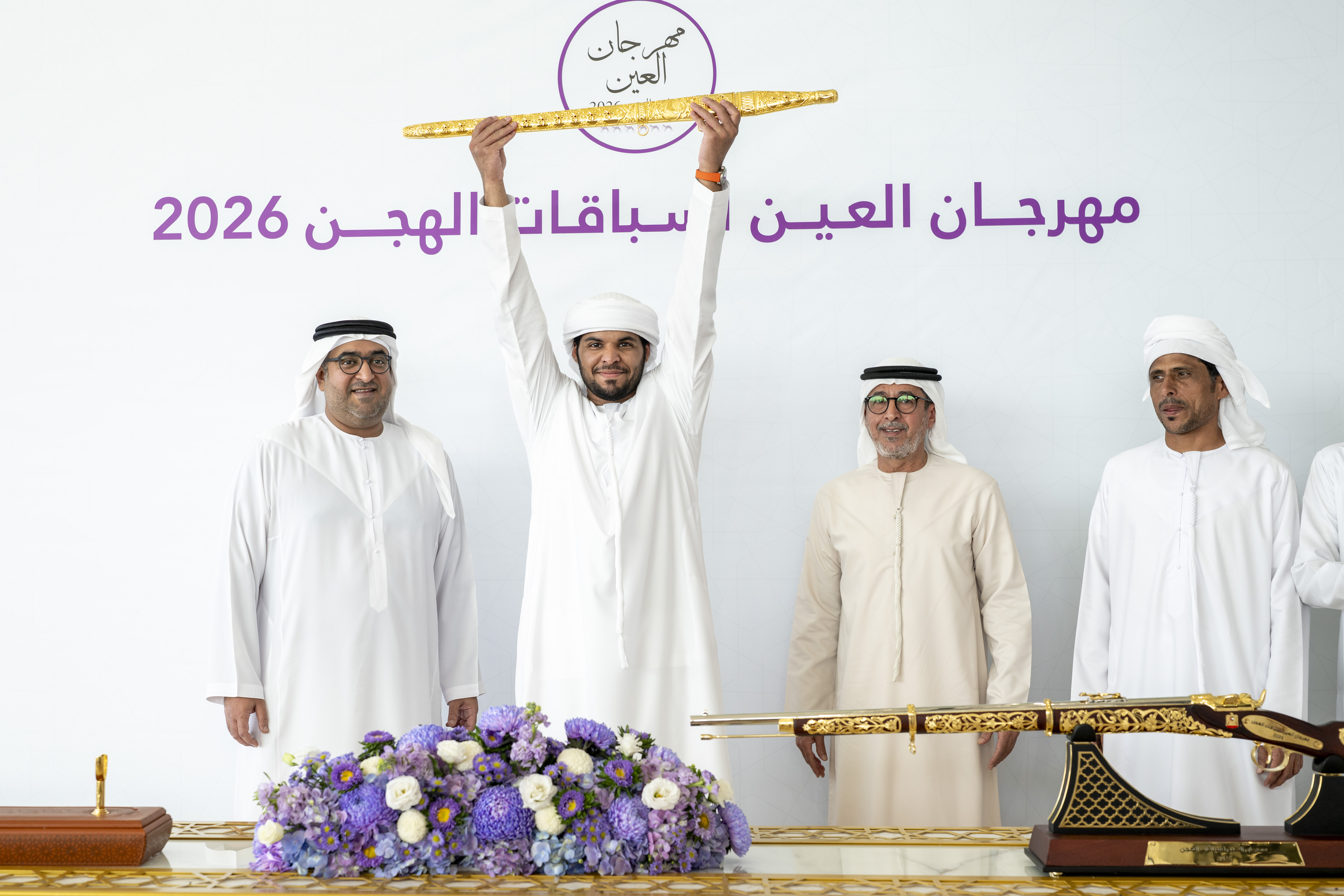 راشد بن حمدان بن محمد ومحمد بن حمدان بن زايد يتوِّجان الفائزين بالمنافسات الختامية لمهرجان العين لسباقات الهجن