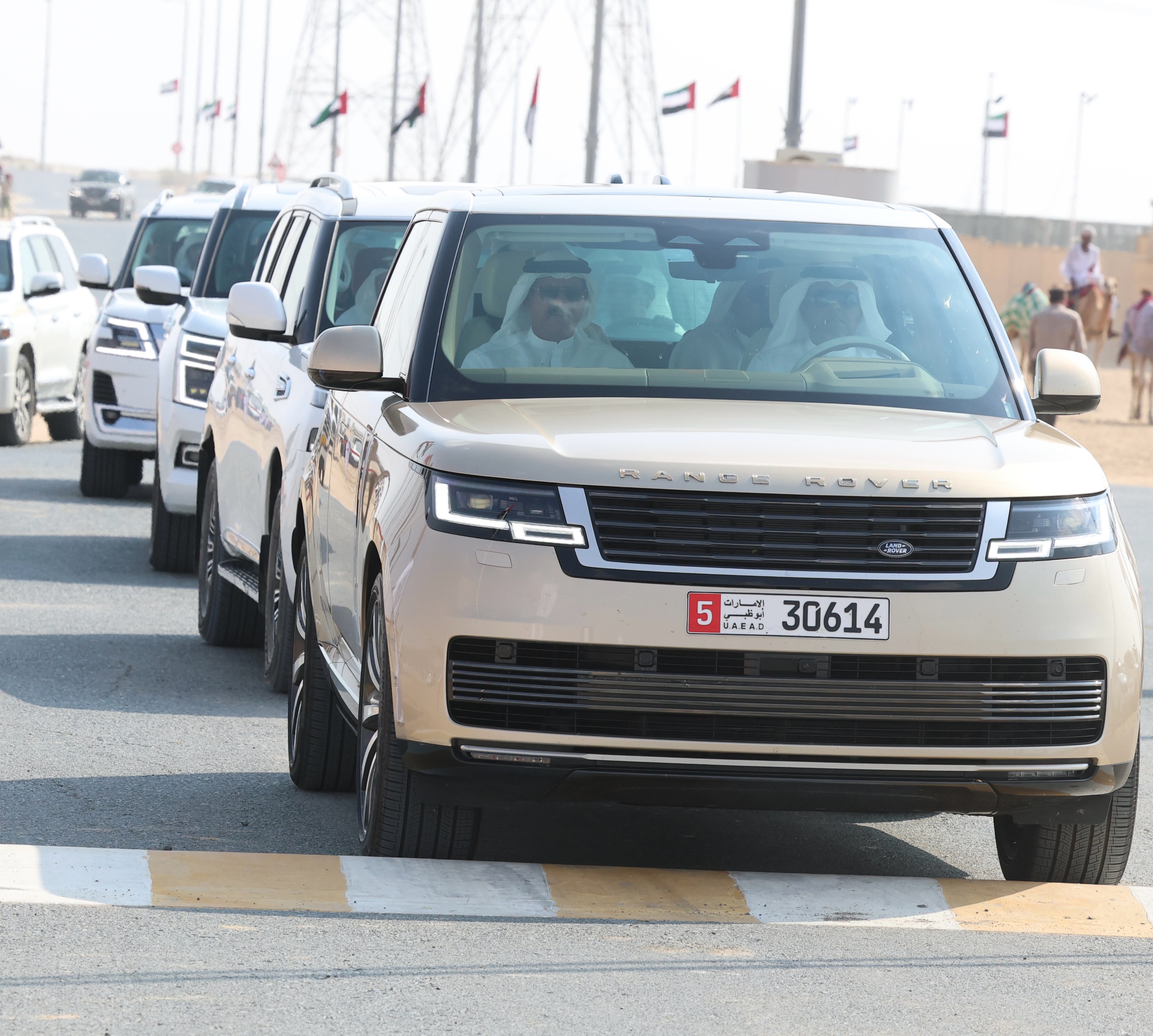 معالي الشيخ سلطان بن حمدان آل نهيان يشهدان منافسات سباق رموز الحقايق بثاني ايام مهرجان الظفرة للهجن 2025 