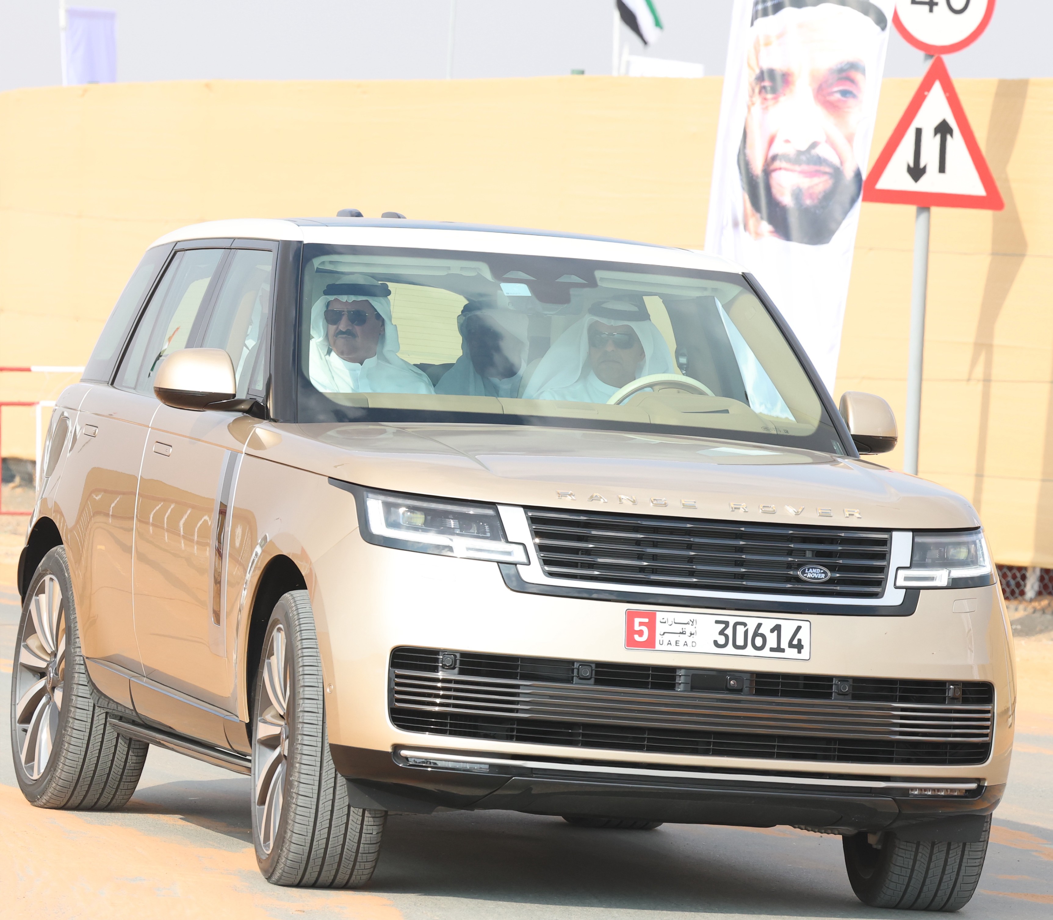 بحضور ومتابعة معالي الشيخ سلطان بن حمدان آل نهيان تنطلق منافسات رموز الحقايق المفتوحه بمهرجان صاحب السمو الشيخ محمد بن زايد آل نهيان لسباقات الهجن العربية الأصيلة ومزاينة الإبل 